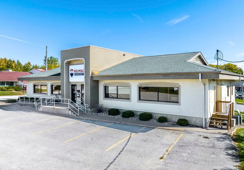 More Photos Of 3709 N Harrison St, Davenport Office For Sale