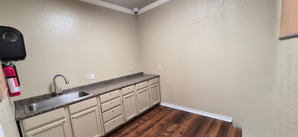 More Photos Of 606 S Harbor Ct, Granbury Office For Lease