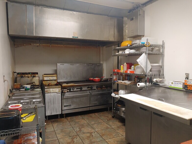 More Photos Of 833 Nemaha St, Humboldt Freestanding For Sale