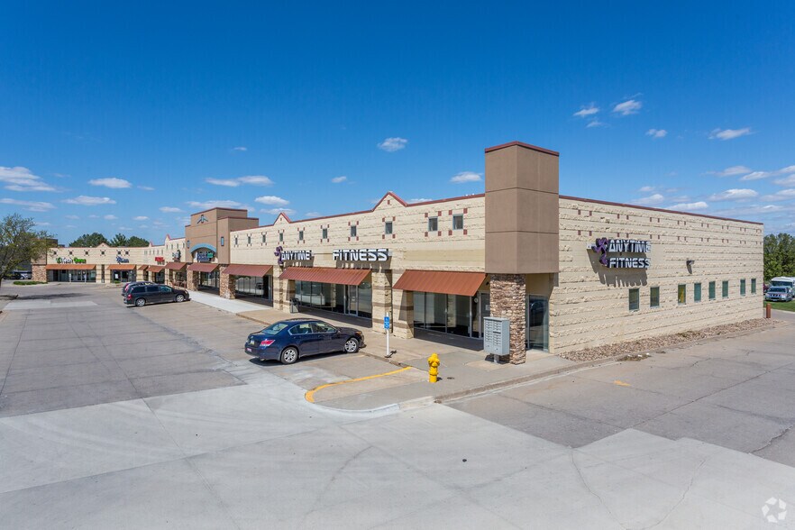 More Photos Of 8401-8475 Hickman Rd, Urbandale Storefront For Lease