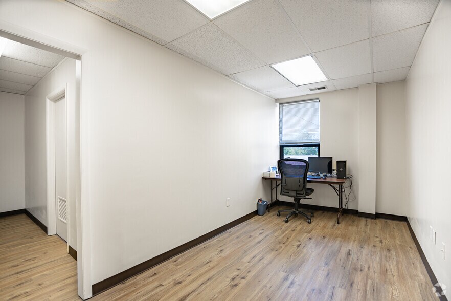 More Photos Of 8332 Richmond Hwy, Alexandria Storefront For Lease