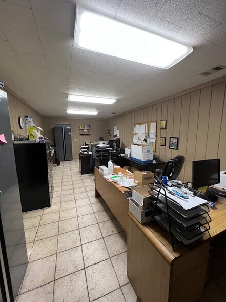 More Photos Of 206 Industrial Ct, Carrollton Warehouse For Lease