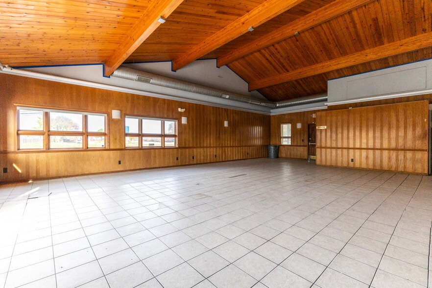 More Photos Of 240 N River Rd, Mount Clemens Freestanding For Sale