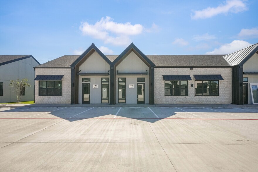 More Photos Of 1325 Main St, Katy Office For Lease