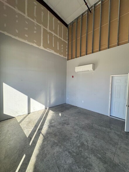 More Photos Of 912-922 E Warren St, Gardner Industrial For Lease