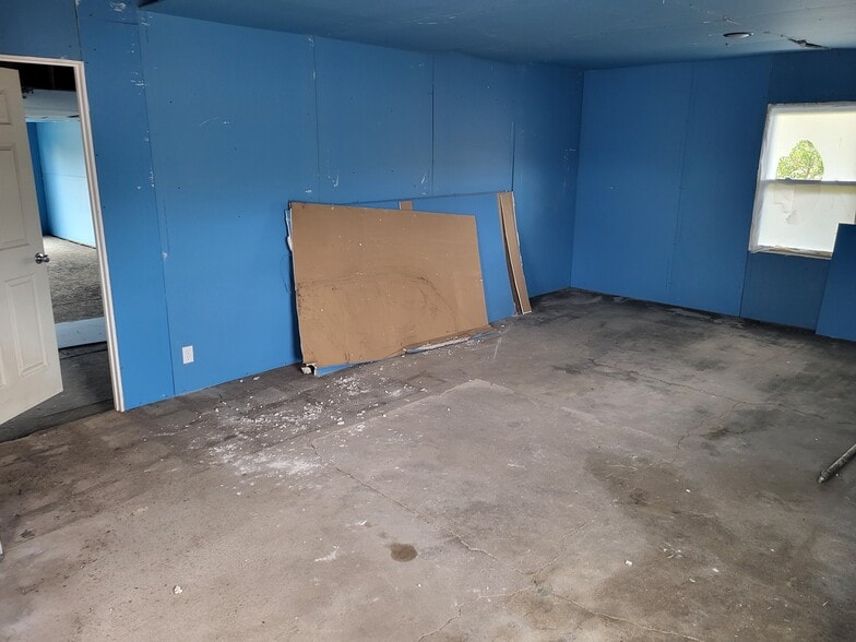 More Photos Of 37131 US-24 Hwy, Matheson Flex For Sale