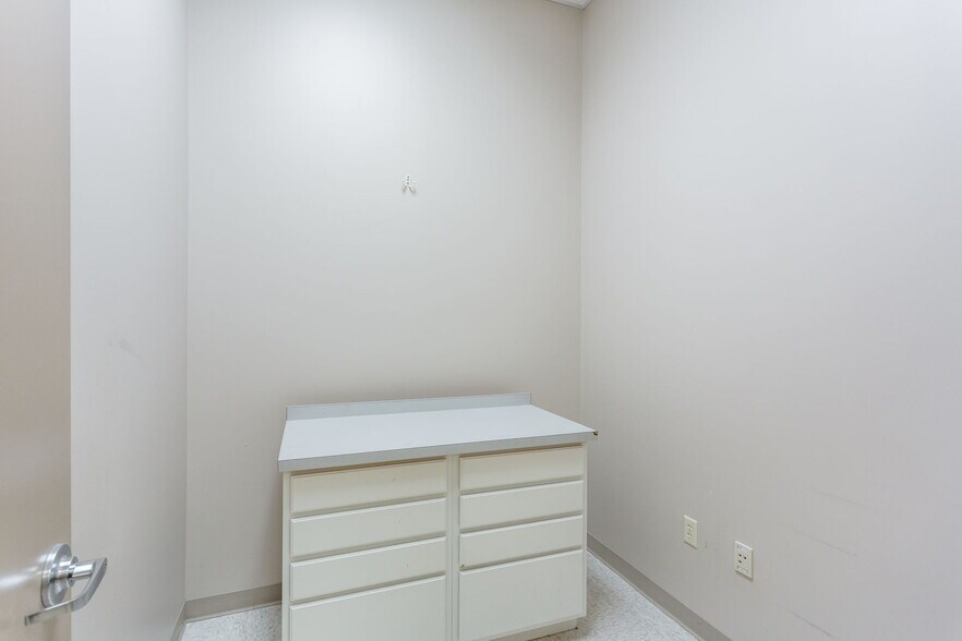 More Photos Of 16 Gosnell, Staunton Medical For Sale