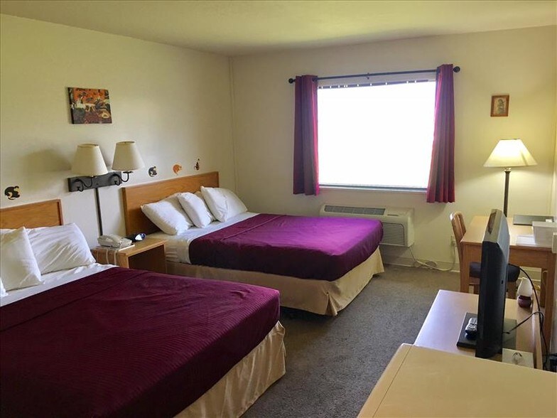 More Photos Of 711 N Center St, Shelbina Hotel For Sale