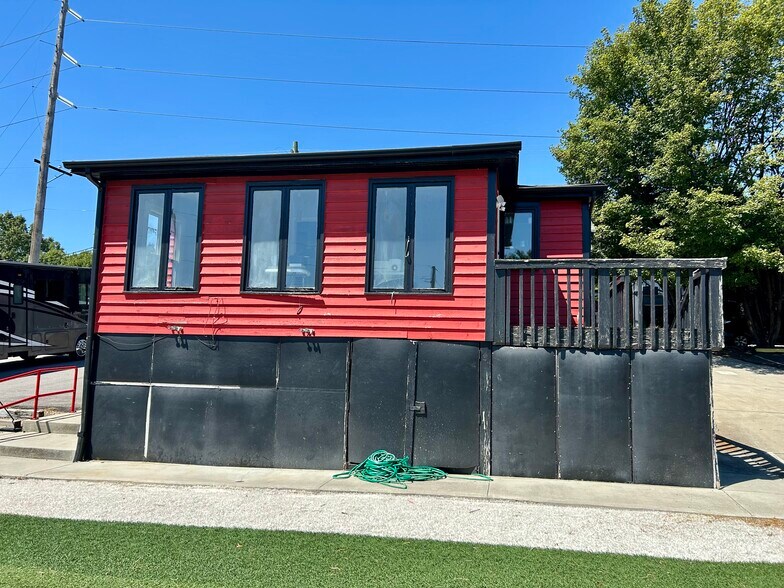 More Photos Of 722 N West St, Raleigh Bar For Lease