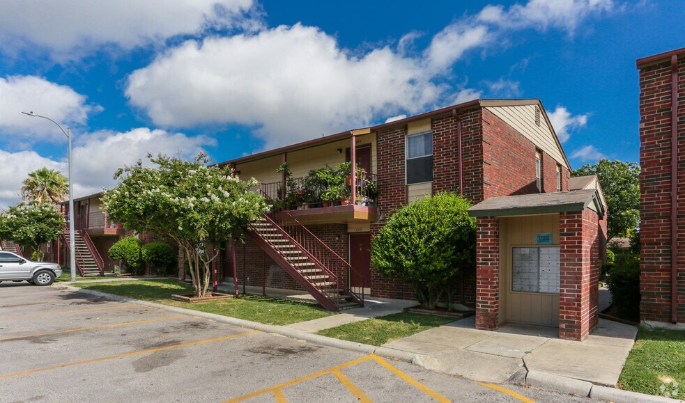 More Photos Of 535 W Hutchins Pl, San Antonio Apartments For Sale