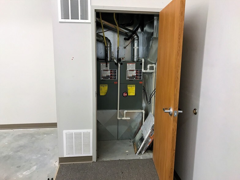 More Photos Of 7330 W 33rd St, Wichita Flex For Lease