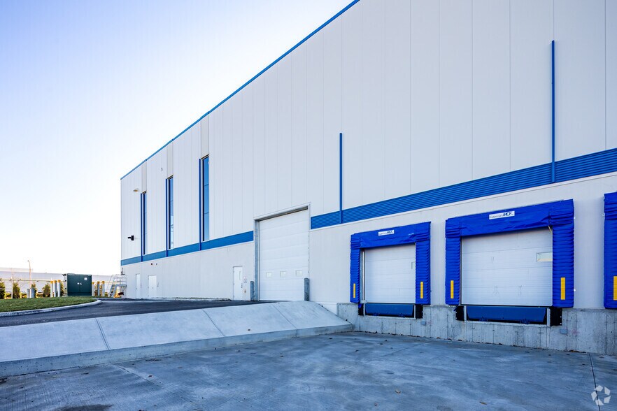 More Photos Of 4915 Rue Louis B Mayer, Laval Warehouse For Lease