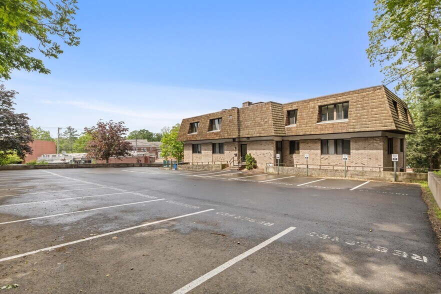 More Photos Of 7 Riversville Rd, Greenwich Medical For Lease