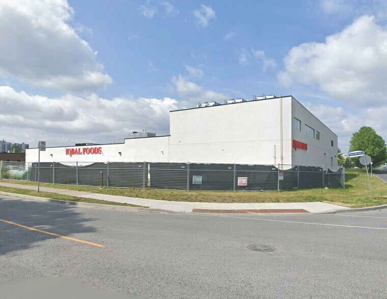 More Photos Of 100 Thorncliffe Park Dr, Toronto Supermarket For Lease