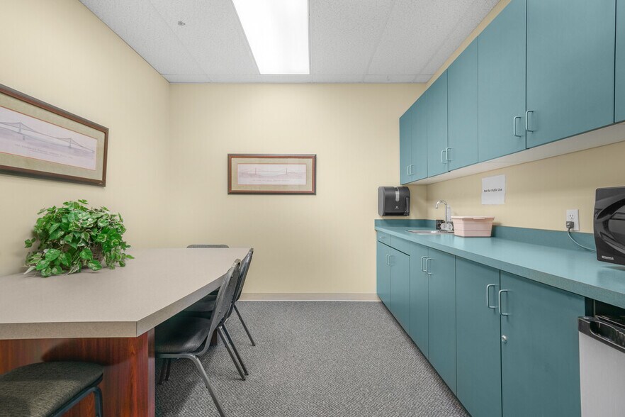 More Photos Of 9407 NE Vancouver Mall Dr, Vancouver Medical For Sale