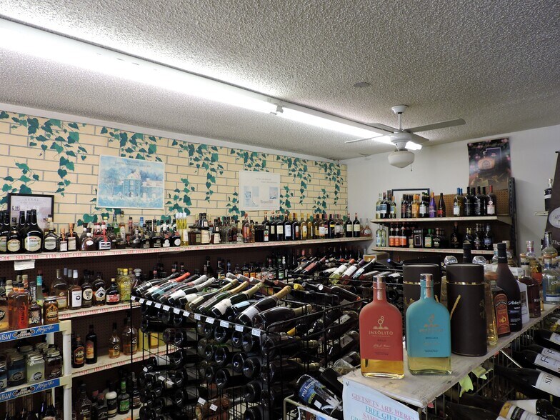 More Photos Of 2324 W Main St, Gun Barrel City General Retail For Sale