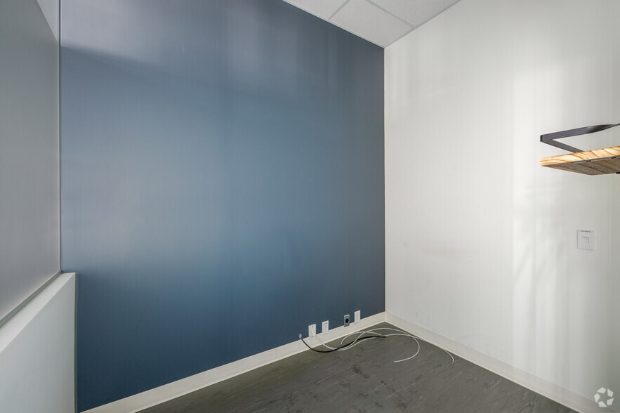 More Photos Of 4 River Heights Dr, Cochrane Storefront For Lease