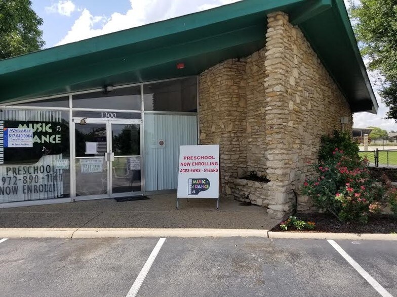 More Photos Of 1300-1342 W Euless Blvd, Euless Loft Creative Space For Lease