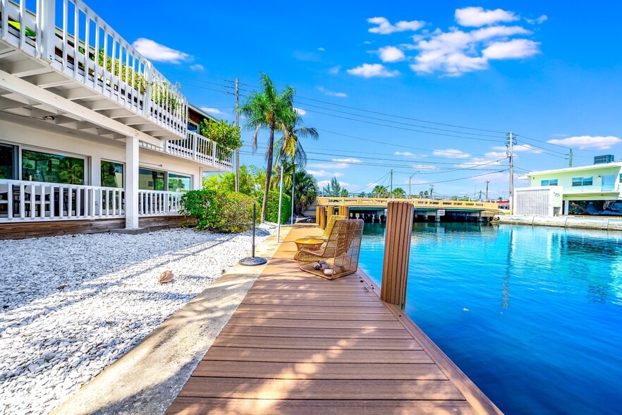 More Photos Of 2200 NE 26th St, Wilton Manors Office For Sale