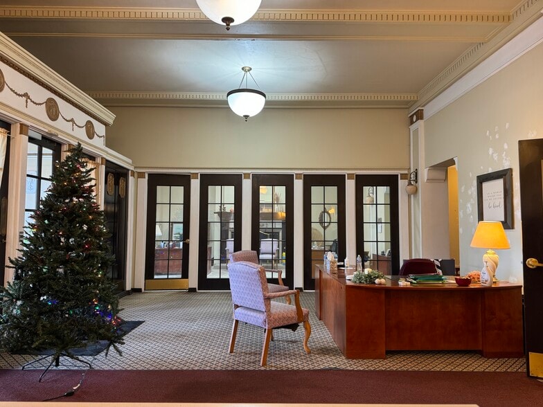 More Photos Of 118 E Court St, Paris Hotel For Sale