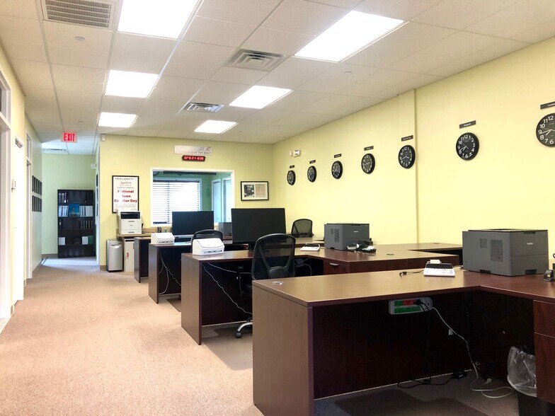 More Photos Of 100 Corporate Dr, Trumbull Research And Development For Lease
