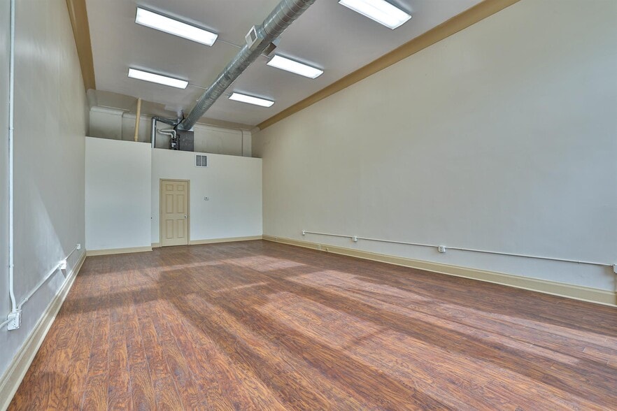 More Photos Of 3235-3245 Woodburn Ave, Cincinnati Storefront For Sale