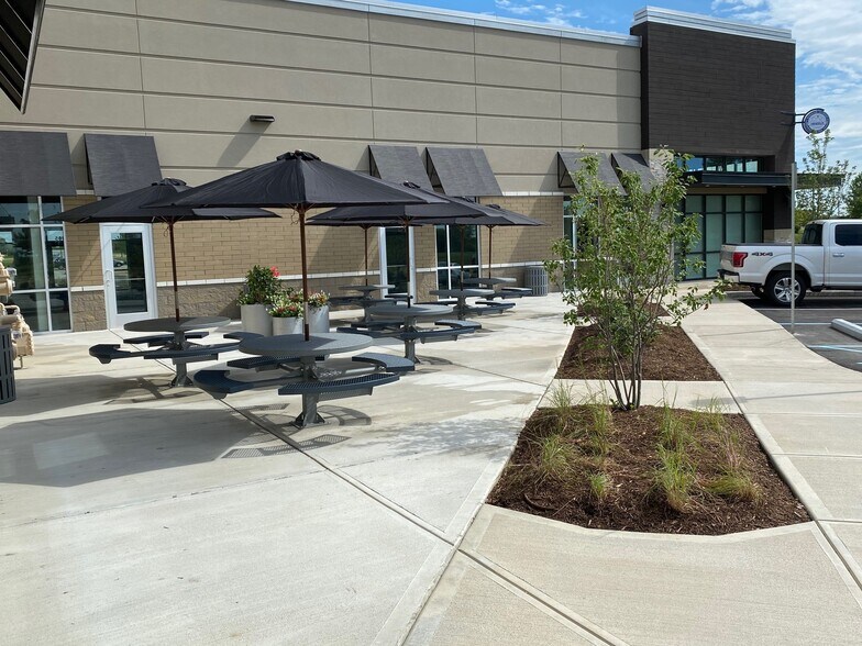 More Photos Of 14165 Cabela Pky, Noblesville Storefront For Lease
