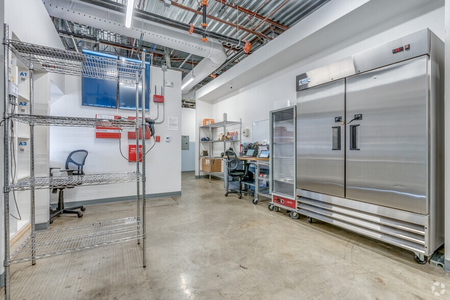 More Photos Of 4321 Live Oak St, Dallas Freestanding For Lease