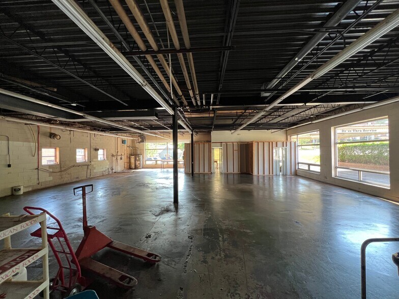 More Photos Of 166 N Logan St, Marion General Retail For Sale