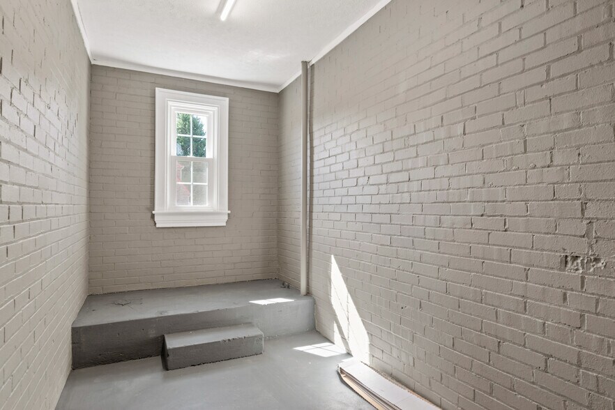 More Photos Of 44 4th St NW, Pulaski Office For Sale