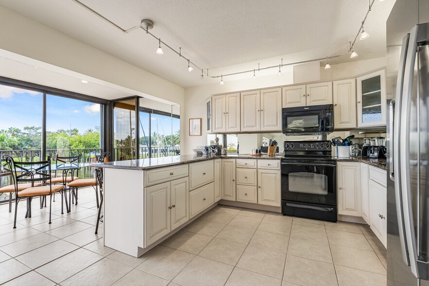 More Photos Of 23 Royal Palm Pointe, Vero Beach Restaurant For Sale