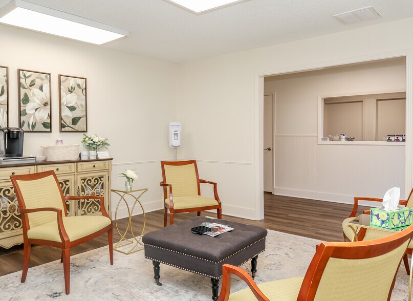 More Photos Of 2889 S Lamar Blvd, Oxford Flex For Sale