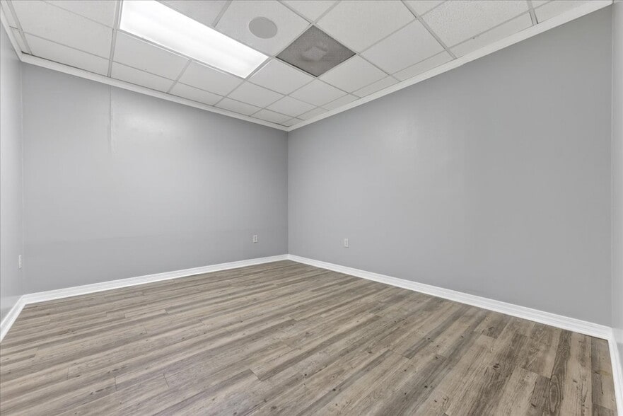 More Photos Of 913 Gulf Breeze Pky, Gulf Breeze Storefront Retail Office For Sale