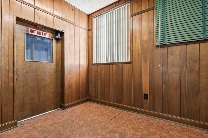 More Photos Of 901 N MacArthur Blvd, Springfield Warehouse For Lease