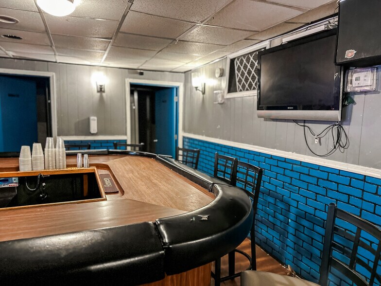 More Photos Of 1300 N Claymont St, Wilmington Bar For Sale