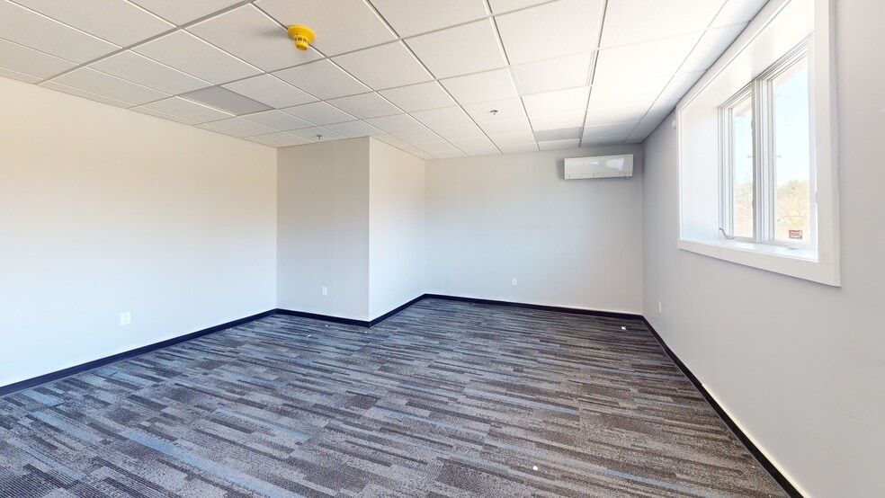 More Photos Of 198 Londonderry Tpke, Hooksett Light Distribution For Lease