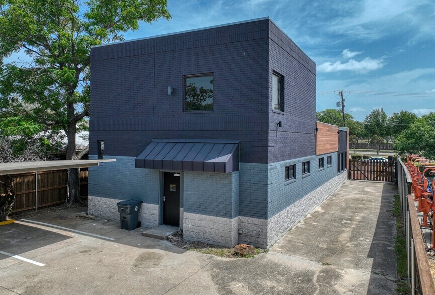 More Photos Of 1717 N Garrett Ave, Dallas Medical For Sale