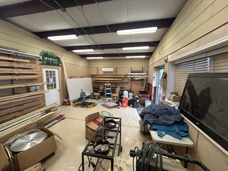 More Photos Of 145 N 13th St, Beaumont Industrial For Sale