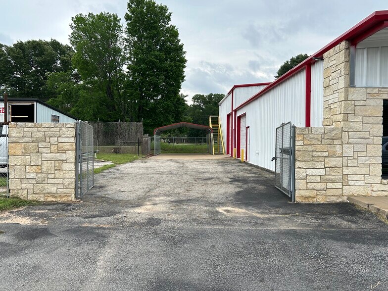 More Photos Of 5424 W Oak St, Palestine Showroom For Lease