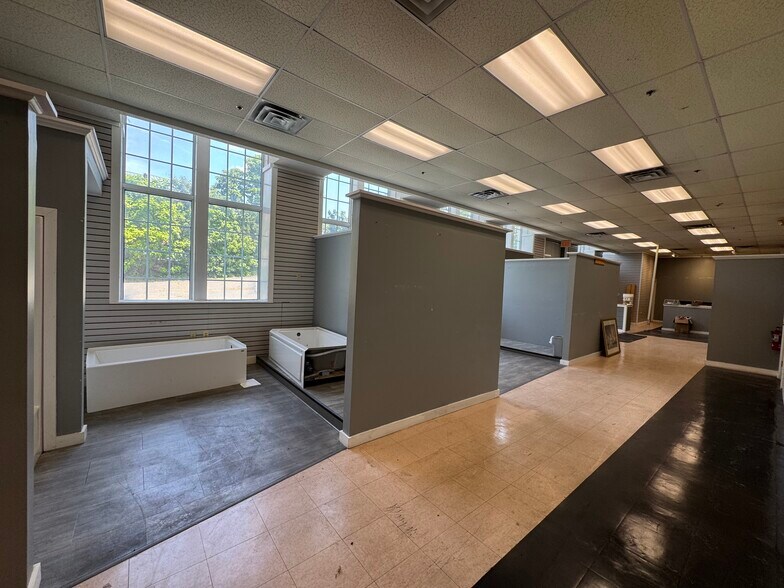 More Photos Of 176 Hartford Rd, Manchester Warehouse For Lease