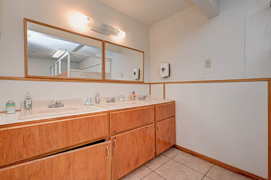 More Photos Of 3402 Amanda Ln, Houston Flex For Sale