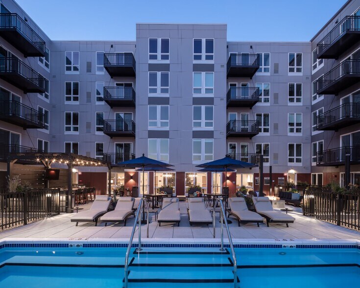 More Photos Of 1555 Ellinwood Ave, Des Plaines Apartments For Lease