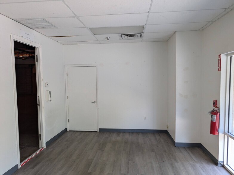 More Photos Of 1052-1060 Endeavor Ct, Nokomis Warehouse For Lease