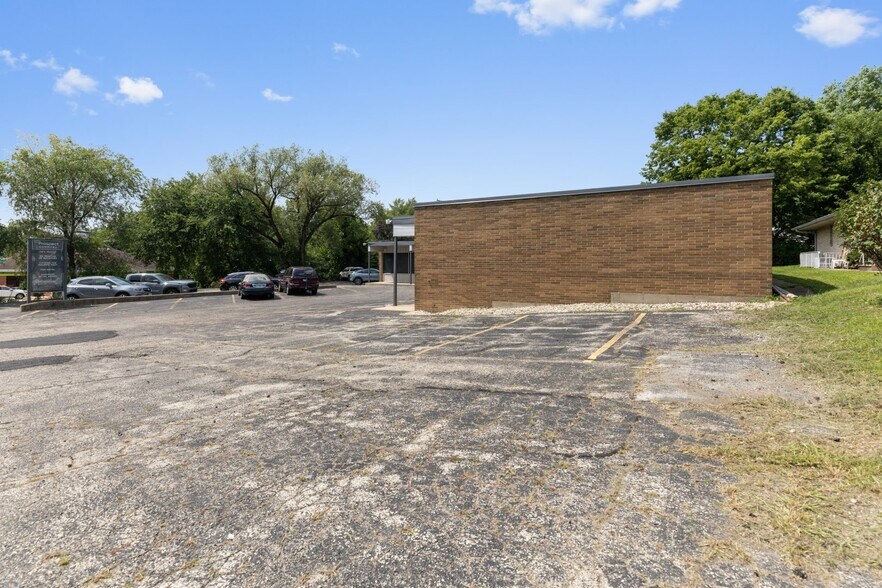 More Photos Of 728 N Prospect St, Rockford Office For Sale