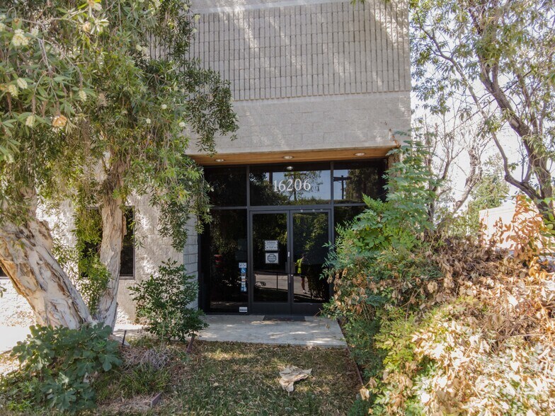More Photos Of 16216 Kittridge St, Van Nuys Warehouse For Lease