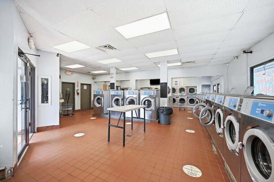 More Photos Of 625-627 Springfield Ave, Newark Storefront For Sale