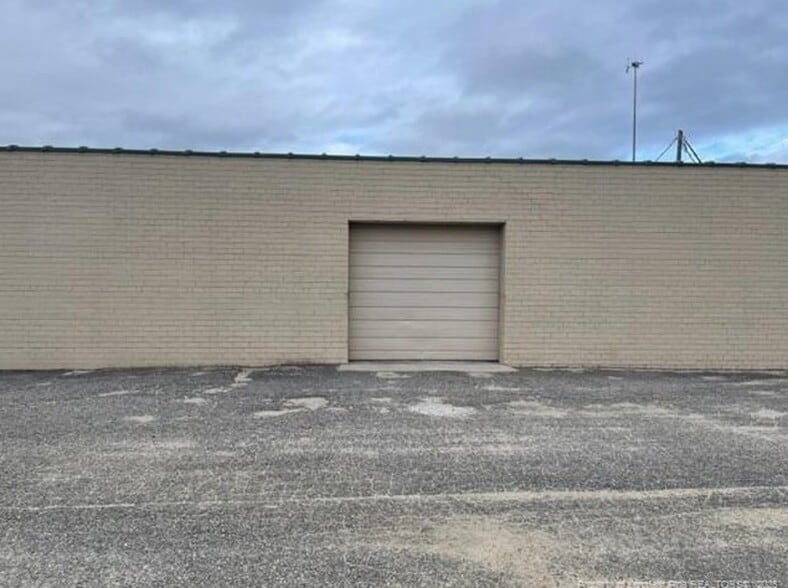 More Photos Of 2978 Gillespie St, Fayetteville Flex For Lease