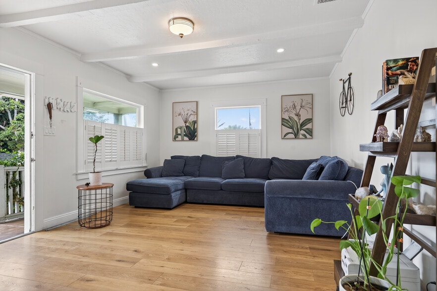 More Photos Of 27 W Prospect St, Ventura Storefront Retail Residential For Sale