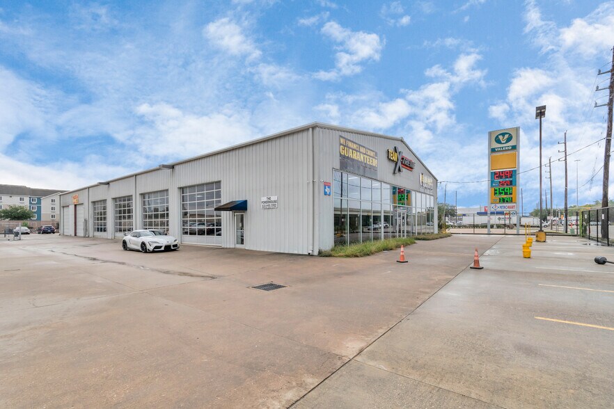 More Photos Of 14902 N Fwy Service Rd, Houston Freestanding For Lease