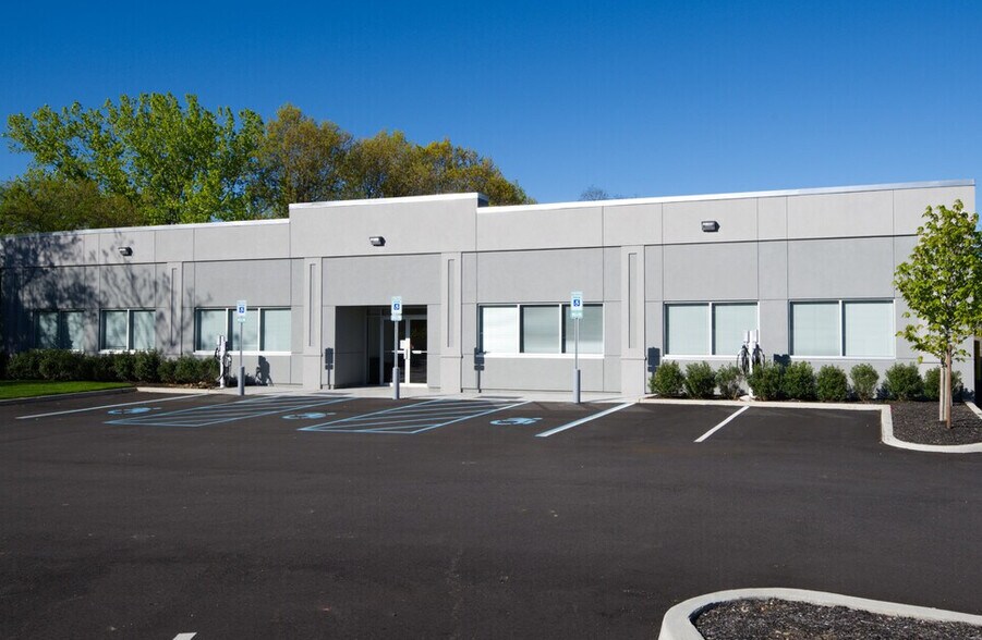 Primary Photo Of 210 Express St, Plainview Warehouse For Lease